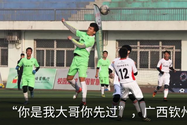 “你是我大哥你先过”，广西钦州一男孩与陌生车主以“兄弟”相称，礼让对方先行，引网友点赞